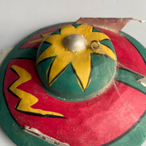 Handpainted Balsa Wood UFO - Picture 10 of 12